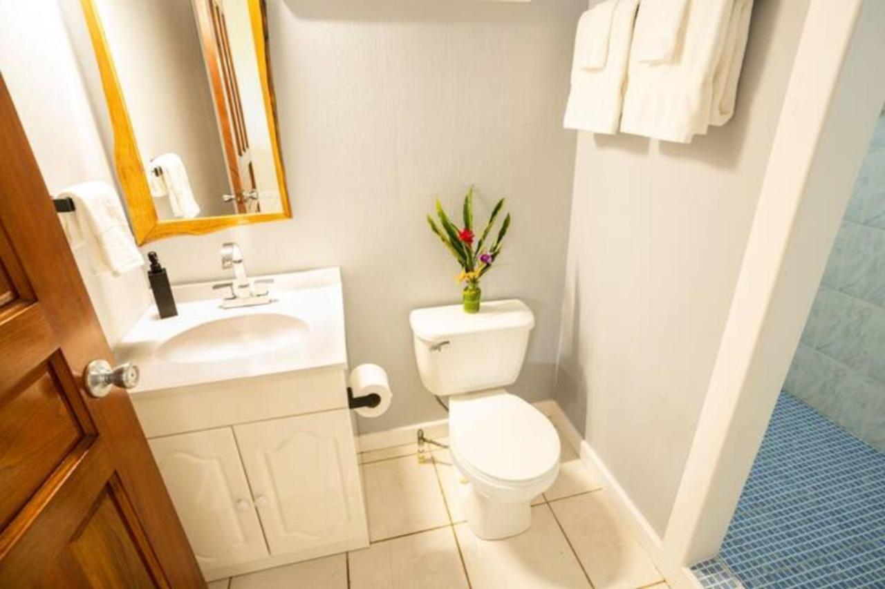 Casa Marlin Bed & Breakfast Bocas del Toro Exterior photo