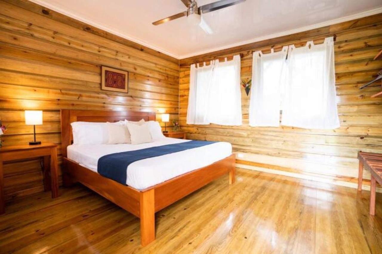 Casa Marlin Bed & Breakfast Bocas del Toro Exterior photo